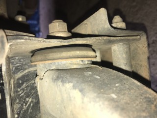 IMG_7667.JPG (2.75 MiB) Viewed 4429 times Rear end bush of left lower control arm