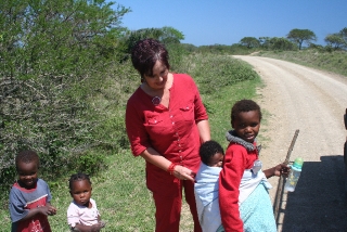 Welfare Mpande05 10_08.jpg (302.45 KiB) Viewed 4163 times Annette with Xhosa kids on the road near Mpande (Pajero's shadow on right!)