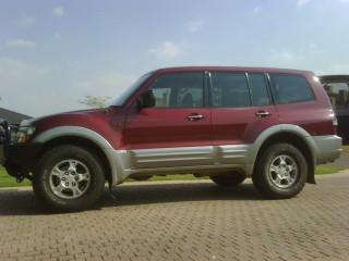 Side view, can see nose down stance, also due to front bullbar