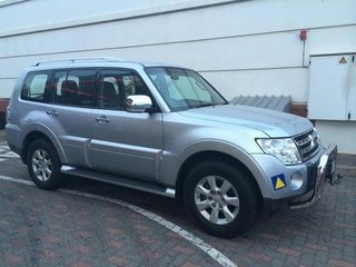 Pajero GLS lwb MY2009 Note changed rims from prior year.